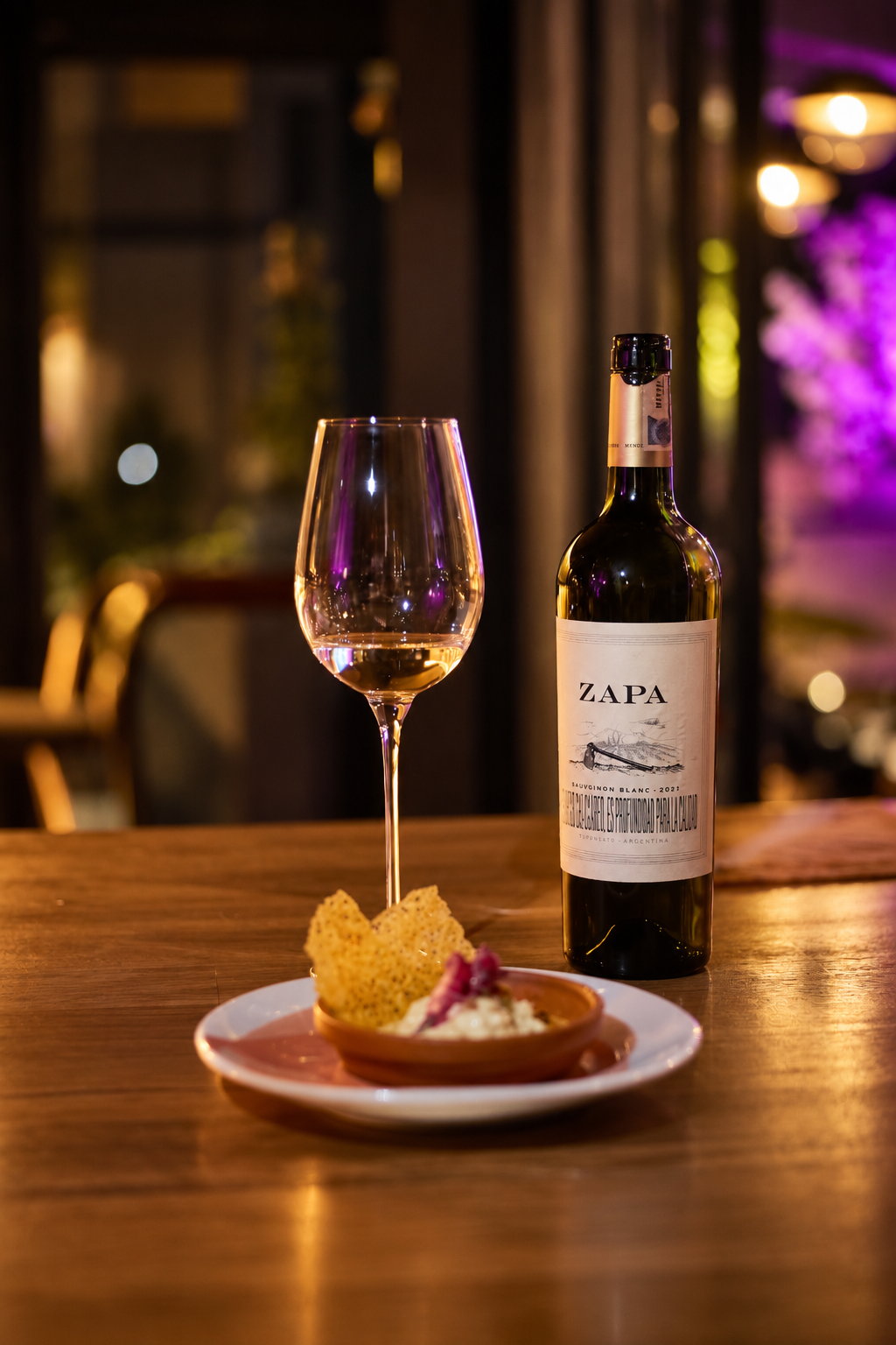 Botella de vino ZAPA con copa y pequeño plato gastronómico