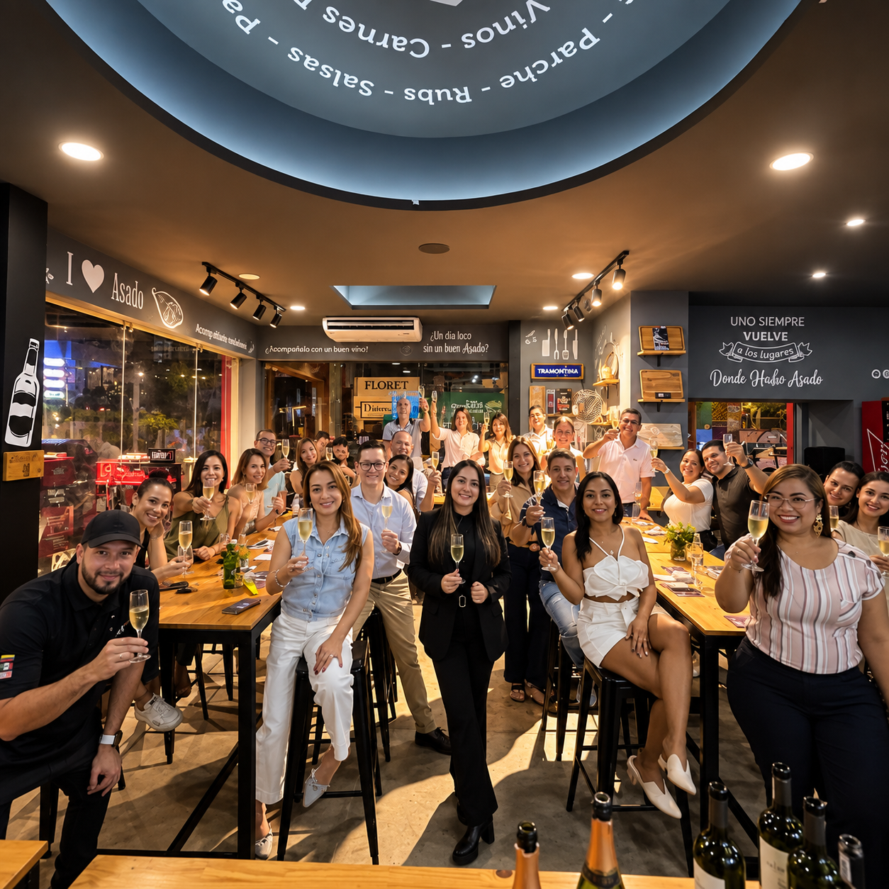 Grupo grande celebrando en restaurante de asados