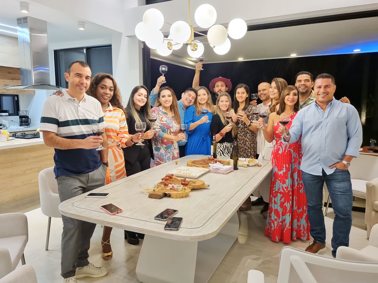 Cata privada en casa con grupo alrededor de la mesa